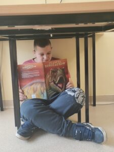 Dziecko czyta książkę.