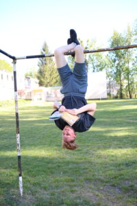 Dziecko czyta książkę.