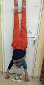 Dziecko czyta książkę.