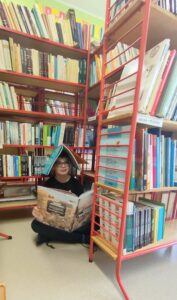 Dziecko czyta książkę.