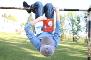 Dziecko czyta książkę.