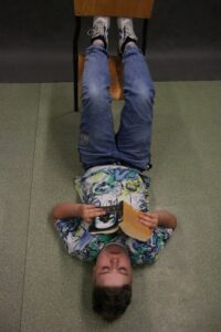 Dziecko czyta książkę.