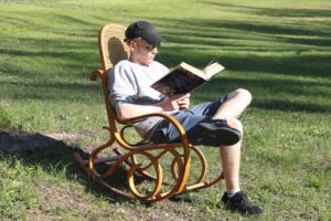 Dziecko czyta książkę.