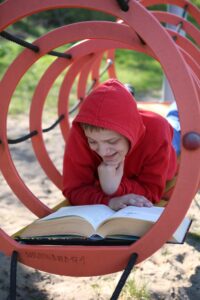 Dziecko czyta książkę.