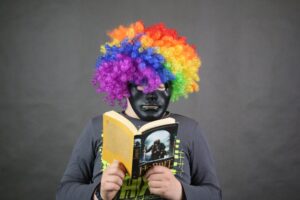 Dziecko czyta książkę.