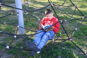 Dziecko czyta książkę.