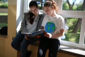 Dziecko czyta książkę.