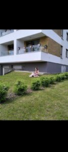 Dziecko czyta książkę.