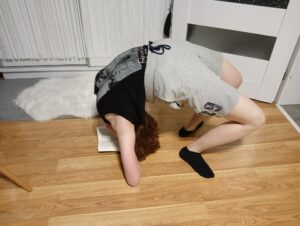 Dziecko czyta książkę.