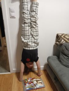 Dziecko czyta książkę.