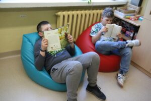 Dziecko czyta książkę.