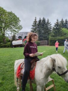 Dziecko czyta książkę.