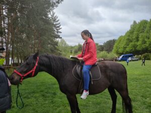 Dziecko czyta książkę.