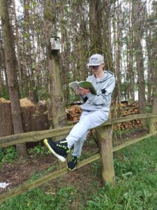 Dziecko czyta książkę.