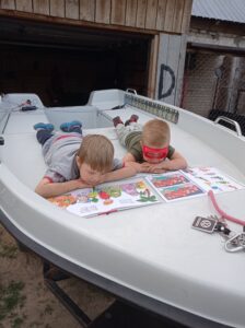 Dziecko czyta książkę.