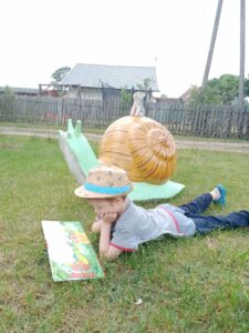 Dziecko czyta książkę.