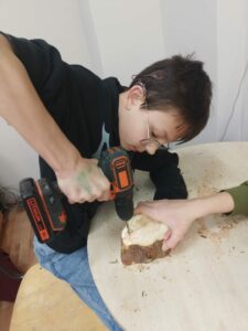 wolontariusze budowali wspaniały hotel dla owadów