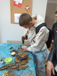 wolontariusze budowali wspaniały hotel dla owadów