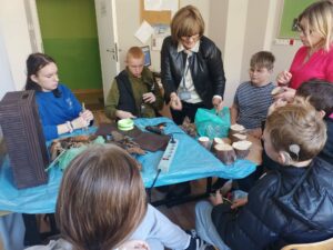 wolontariusze budowali wspaniały hotel dla owadów