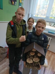 wolontariusze budowali wspaniały hotel dla owadów