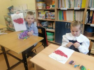 Uczniowie klas młodszych uczestniczyli w warsztatach z okazji Święta Niepodległości.