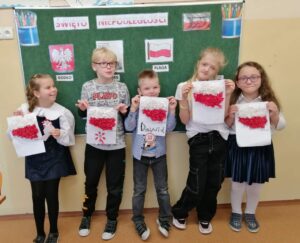 Uczniowie klas młodszych uczestniczyli w warsztatach z okazji Święta Niepodległości.