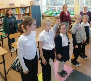 Uczniowie klas młodszych uczestniczyli w warsztatach z okazji Święta Niepodległości.