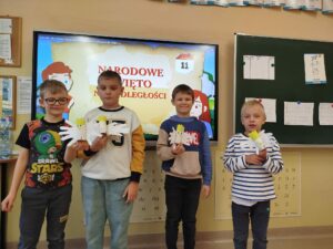 Uczniowie klas młodszych uczestniczyli w warsztatach z okazji Święta Niepodległości.