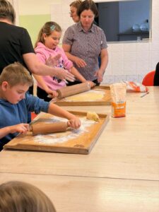 Klasy I-III z wielkim zaangażowaniem przygotowywały się do nadchodzących Świąt Bożego Narodzenia. Wspólnie piekliśmy pyszne, maślane ciasteczka, a w salach unosił się cudowny zapach świąt. Dziękujemy wszystkim małym cukiernikom za wspaniałą pracę!