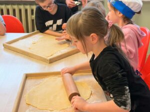 Klasy I-III z wielkim zaangażowaniem przygotowywały się do nadchodzących Świąt Bożego Narodzenia. Wspólnie piekliśmy pyszne, maślane ciasteczka, a w salach unosił się cudowny zapach świąt. Dziękujemy wszystkim małym cukiernikom za wspaniałą pracę!