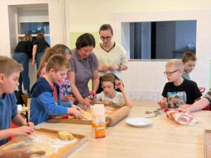 Klasy I-III z wielkim zaangażowaniem przygotowywały się do nadchodzących Świąt Bożego Narodzenia. Wspólnie piekliśmy pyszne, maślane ciasteczka, a w salach unosił się cudowny zapach świąt. Dziękujemy wszystkim małym cukiernikom za wspaniałą pracę!