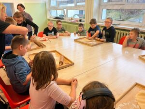 Klasy I-III z wielkim zaangażowaniem przygotowywały się do nadchodzących Świąt Bożego Narodzenia. Wspólnie piekliśmy pyszne, maślane ciasteczka, a w salach unosił się cudowny zapach świąt. Dziękujemy wszystkim małym cukiernikom za wspaniałą pracę!