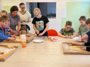 Klasy I-III z wielkim zaangażowaniem przygotowywały się do nadchodzących Świąt Bożego Narodzenia. Wspólnie piekliśmy pyszne, maślane ciasteczka, a w salach unosił się cudowny zapach świąt. Dziękujemy wszystkim małym cukiernikom za wspaniałą pracę!