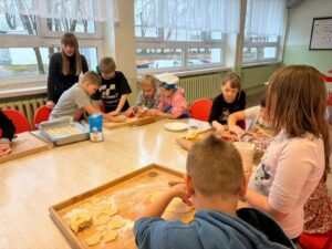 Klasy I-III z wielkim zaangażowaniem przygotowywały się do nadchodzących Świąt Bożego Narodzenia. Wspólnie piekliśmy pyszne, maślane ciasteczka, a w salach unosił się cudowny zapach świąt. Dziękujemy wszystkim małym cukiernikom za wspaniałą pracę!