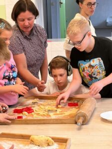 Klasy I-III z wielkim zaangażowaniem przygotowywały się do nadchodzących Świąt Bożego Narodzenia. Wspólnie piekliśmy pyszne, maślane ciasteczka, a w salach unosił się cudowny zapach świąt. Dziękujemy wszystkim małym cukiernikom za wspaniałą pracę!