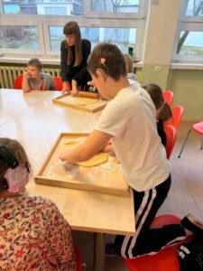 Klasy I-III z wielkim zaangażowaniem przygotowywały się do nadchodzących Świąt Bożego Narodzenia. Wspólnie piekliśmy pyszne, maślane ciasteczka, a w salach unosił się cudowny zapach świąt. Dziękujemy wszystkim małym cukiernikom za wspaniałą pracę!