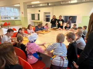 Klasy I-III z wielkim zaangażowaniem przygotowywały się do nadchodzących Świąt Bożego Narodzenia. Wspólnie piekliśmy pyszne, maślane ciasteczka, a w salach unosił się cudowny zapach świąt. Dziękujemy wszystkim małym cukiernikom za wspaniałą pracę!