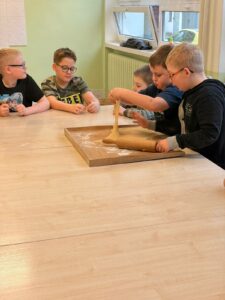 Klasy I-III z wielkim zaangażowaniem przygotowywały się do nadchodzących Świąt Bożego Narodzenia. Wspólnie piekliśmy pyszne, maślane ciasteczka, a w salach unosił się cudowny zapach świąt. Dziękujemy wszystkim małym cukiernikom za wspaniałą pracę!