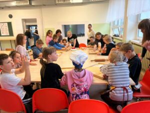 Klasy I-III z wielkim zaangażowaniem przygotowywały się do nadchodzących Świąt Bożego Narodzenia. Wspólnie piekliśmy pyszne, maślane ciasteczka, a w salach unosił się cudowny zapach świąt. Dziękujemy wszystkim małym cukiernikom za wspaniałą pracę!